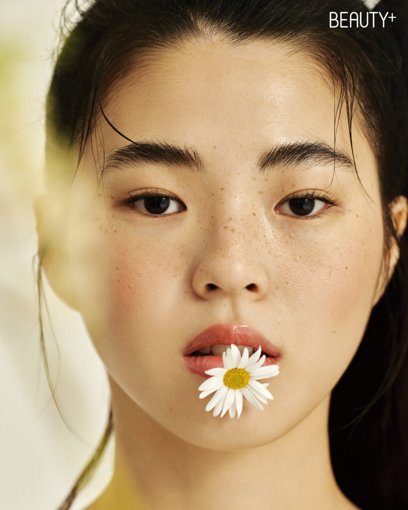 꽃을 입에 문 모델