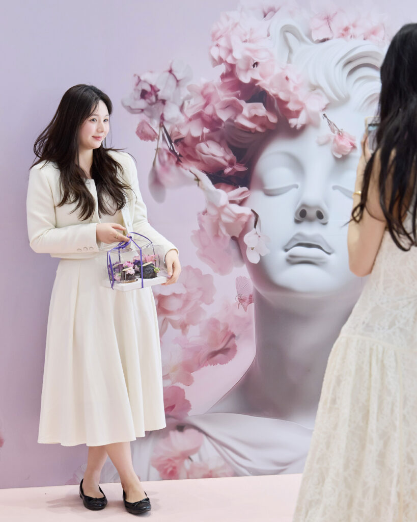 필러미학 뷰티 클래스에 마련된 포토존과 케이터링을 즐기는 참석자들의 모습.