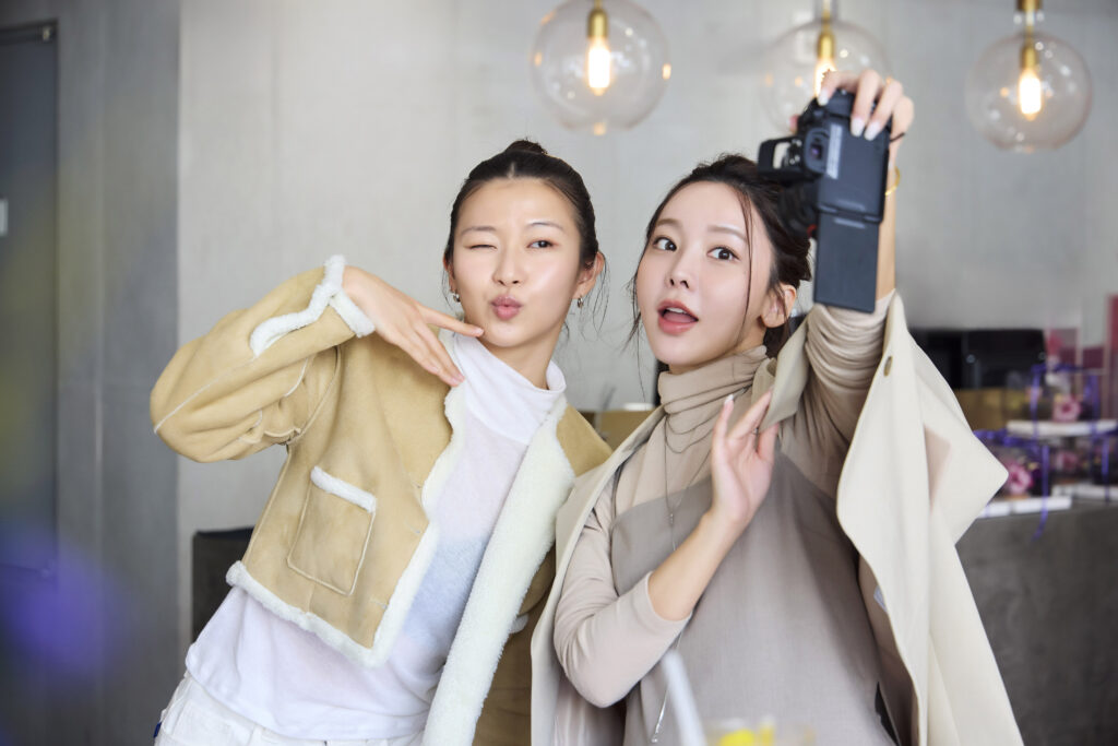 필러미학 뷰티 클래스에 마련된 포토존과 케이터링을 즐기는 참석자들의 모습.