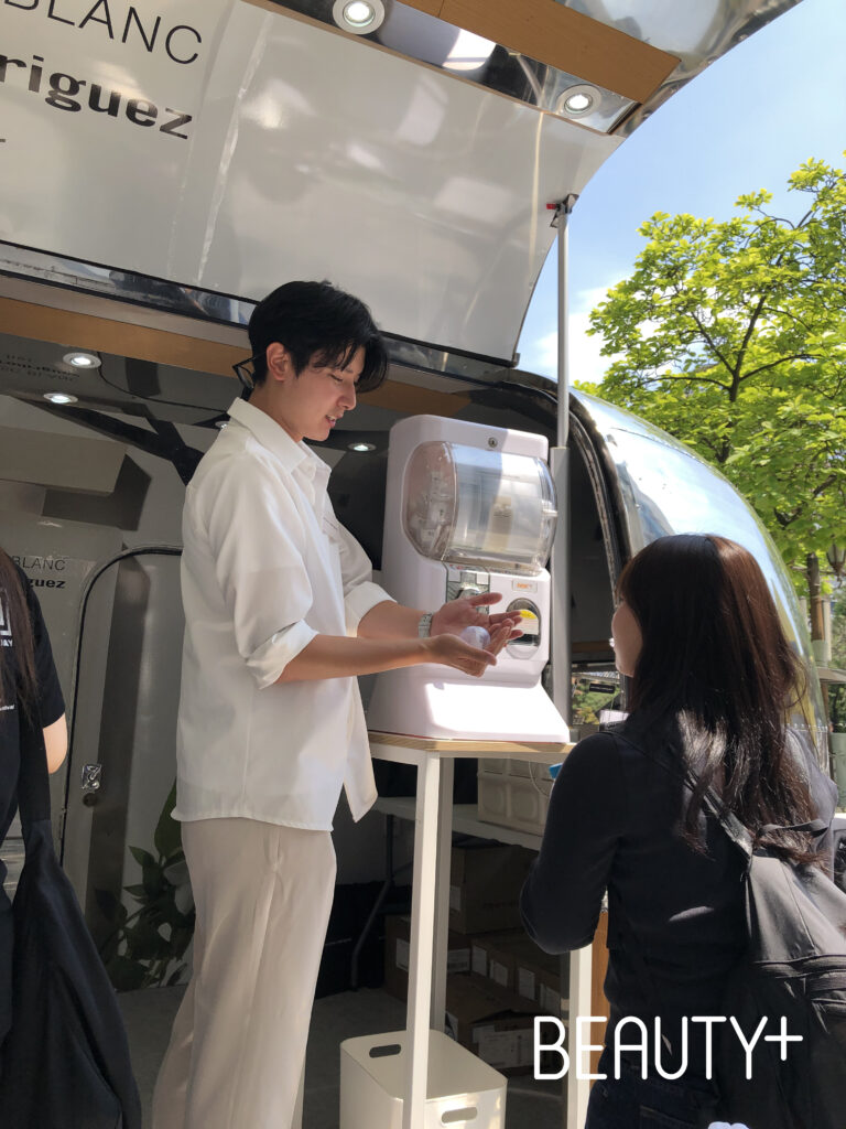  뷰티쁠 유니버스 X 나르시소 로드리게즈 무빙 팝업 현장 스케치