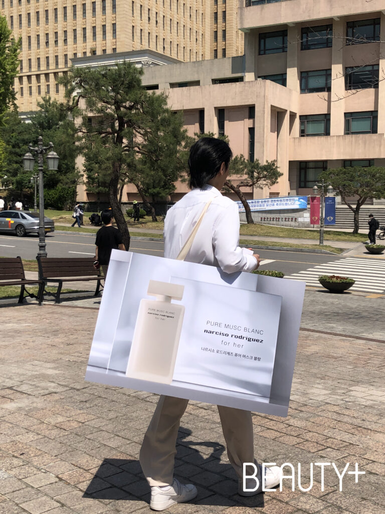  뷰티쁠 유니버스 X 나르시소 로드리게즈 무빙 팝업 현장 스케치