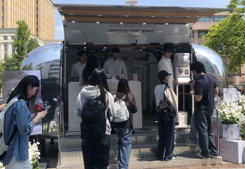 뷰티쁠 유니버스 X 나르시소 로드리게즈 무빙 팝업 현장 스케치